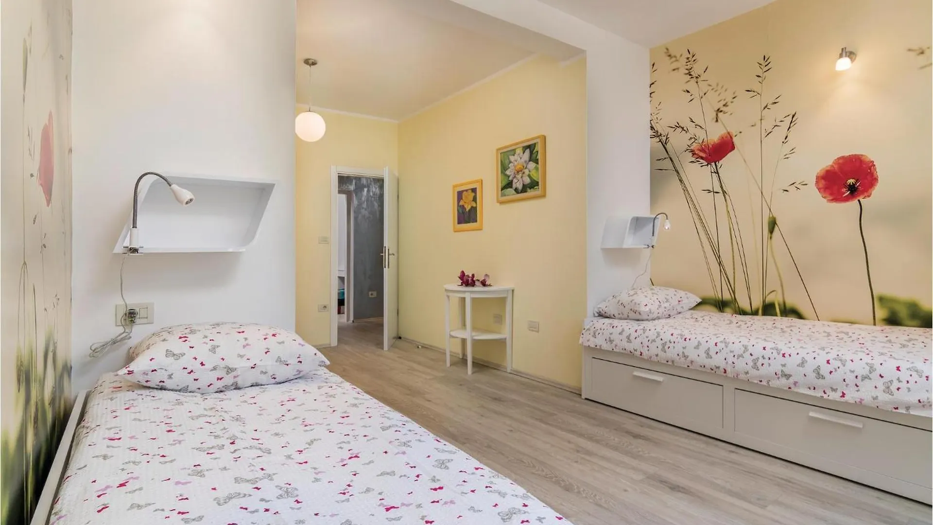 2 Bedroom Nice Apartment In 罗维尼
