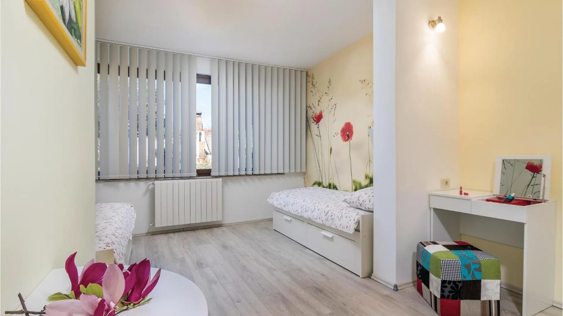 2 Bedroom Nice Apartment In 罗维尼